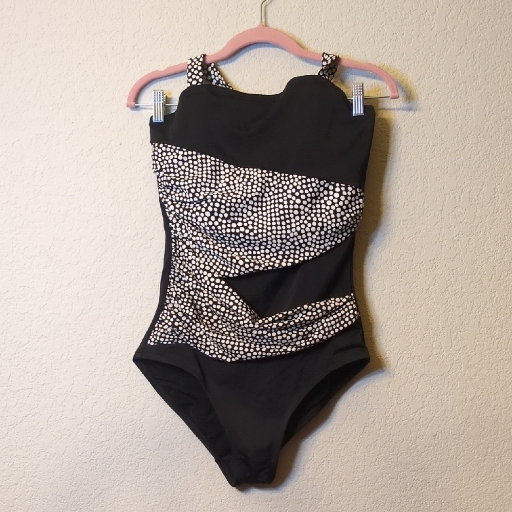 Slimming Inches Off  Black&White Asymmetrical One-Piece Halter Swimsuit Size 10